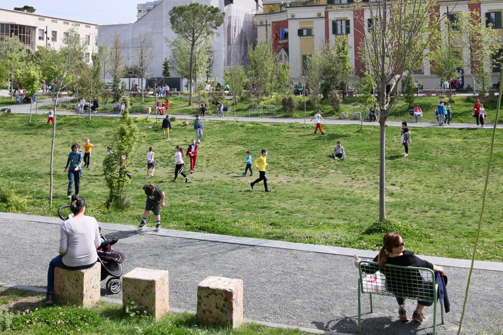 FOTO/ Fëmijët në "liri", ja si u gjallërua Tirana sot | BoldNews.al