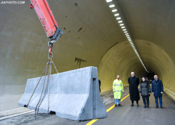 Kryeministri, Edi Rama, Ministrja e Infrastruktures dhe Energjise, Belinda Balluku, Ministri i Drejtesise, Ulsi Manja ne ceremonine e hapjes provizorisht te Rruges se Arbrit, prane Tunelit te Murrizit. Ky aks rrugor do te jete rruga me e shkurter qe lidh Tiranen me Dibren, si dhe me veriun e Maqedonise, Dibren e Madhe, Tetoven dhe Shkupin. Rruga Arbrit parashikohet qe perfundimisht te mbyllet ne pranvere te vitit 2022 dhe eshte e gjate 75 km. /r/n/r/nPM Edi Rama, Minister of Infrastructure and Energy, Belinda Balluku, Justice Minister, Ulsi Manja at the provisional opening ceremony of Arbri Road, near the Murriz Tunnel. This road axis will be the shortest road connecting Tirana with Dibra, as well as with the Northern Macedonia, Dibra, Tetovo and Skopje. Arbri Road is expected to be finally finished in the spring of 2022 and is 75 km long.