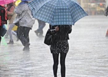 Maltempo in Toscana, turisti si riparano dalla pioggia in Piazza della Signoria, 05 novembre 2014 a Firenze.
ANSA/MAURIZIO DEGL INNOCENTI