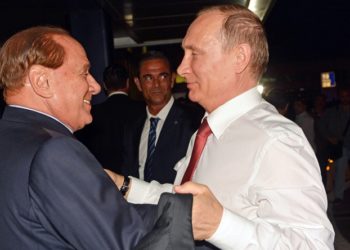 epa04792659 Russian President Vladimir Putin (R) meets former Italian prime minister Silvio Berlusconi (L) at Fiumicino Airport in Rome, Italy, 10 June 2015.  Vladimir Putin is on a working visit in Italy meeting with PM Renzi, President Mattarella and Pope Francis.  EPA/TELENEWS