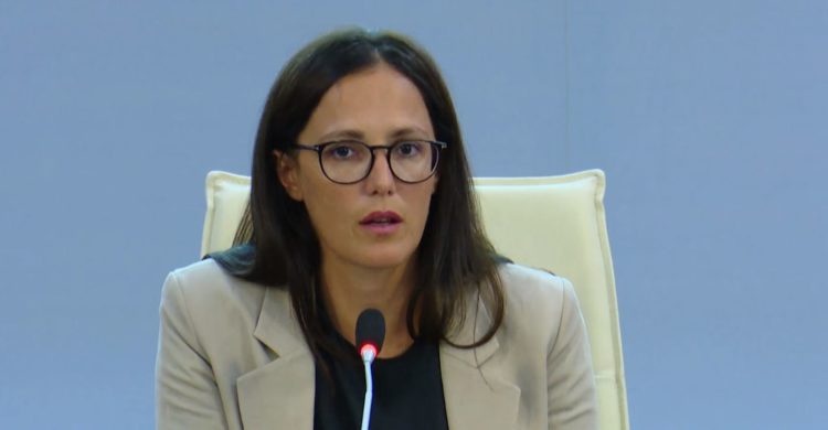 Shqiptarët po ikin, Ministrja e Ekonomisë habit: Kemi ulur papunësinë!