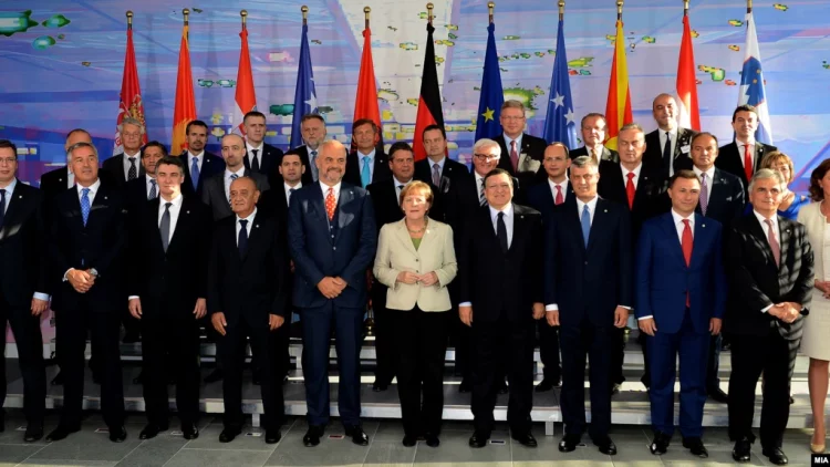 Liderët e Ballkanit Perëndimor dhe ish-kancelarja gjermane Angela Merkel në Samitin - Ballkani Perëndimor në Berlin, 28 gusht 2014.