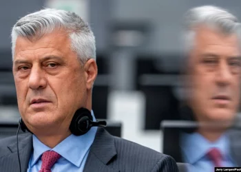 Ish-presidenti i Kosovës, Hashim Thaçi, gjatë paraqitjes pranë Dhomave të Specializuara në Hagë.