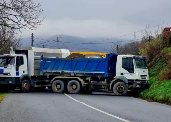 Barrikadat e vendosura në Rudarë nga serbët lokalë, në veri të Kosovës, dhjetor 2022.