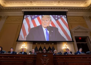 Fotografia e ish-presidentit amerikan, Donald Trump, shfaqet në një ekran të madh gjatë takimit të komitetit hetues të Dhomës së Përfaqësuesve. 19 dhjetor 2022.