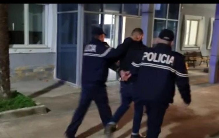 Plagosi me thikë vjehrrin dhe kunatin në Vlorë, arrestohet 27-vjeçari nga Tirana