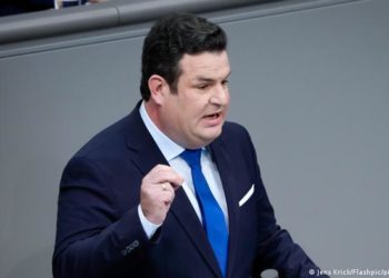 Ministri gjerman i Punës dhe  Çështjeve Sociale Hubertus Heil duke folur në Bundestag (20.01.2023)