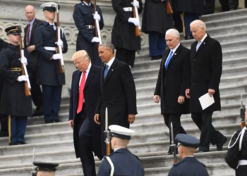 Ish-presidentët Donald Trump dhe Barack Obama, ndërsa pas tyre presidenti aktual, Joe Biden, dhe ish-zëvendëspresidenti Mike Pence, duke zbritur shkallëve në Kapitol, pas ceremonisë së inaugurimit të Trumpit në Uashington më 20 janar 2017