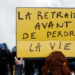 Një protestuese në Paris kundër planit qeveritar për pensione mban një pankartë ku shkruan "Pensionim para vdekjes". Francë, 21 janar 2023