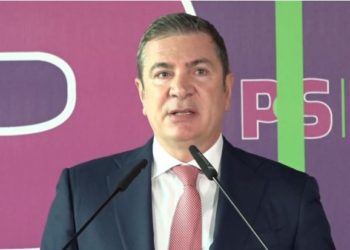 Në foto: Damian Gjiknuri, duke mbrojtur Edi Ramën nga selia e Partisë Socialiste