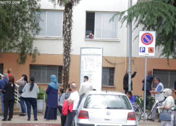 Qytetare ne radhe ne Pavionin Kardiovaskular prane Qendres Spitalore Universitare Nene Tereza, QSUT, ne Tirane. Shqiperia ka patur luhatje ne rastet e pacienteve te infektuar me koronavirus, COVID 19, dite pas dite./r/n/r/nCitizens in line in the Cardiovascular Ward near the University Hospital Center Mother Teresa, QSUT, in Tirana. Albania has had fluctuations in cases of patients infected with coronavirus, COVID 19, day after day.