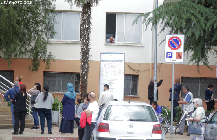 Qytetare ne radhe ne Pavionin Kardiovaskular prane Qendres Spitalore Universitare Nene Tereza, QSUT, ne Tirane. Shqiperia ka patur luhatje ne rastet e pacienteve te infektuar me koronavirus, COVID 19, dite pas dite./r/n/r/nCitizens in line in the Cardiovascular Ward near the University Hospital Center Mother Teresa, QSUT, in Tirana. Albania has had fluctuations in cases of patients infected with coronavirus, COVID 19, day after day.