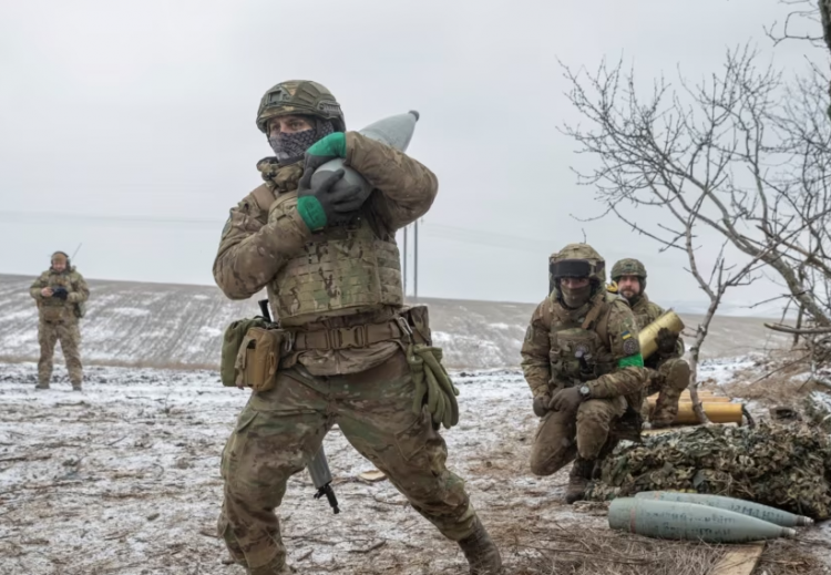 Forcat ukrainase përgatiten të godasin me artileri pranë qytetit Bahmut, në rajonin Donetsk (6 shkurt 2023)