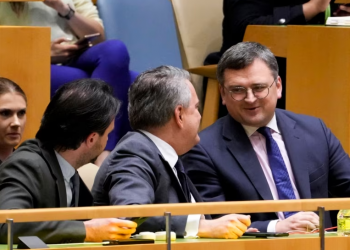 Dmytro Kuleba, ministri i jashtëm i Ukrainës, djathtas, reagon së bashku me Sergiy Kyslytsya, përfaqësuesin e përhershëm të Ukrainës në OKB pas miratimit të rezolutës (23 shkurt 2023)