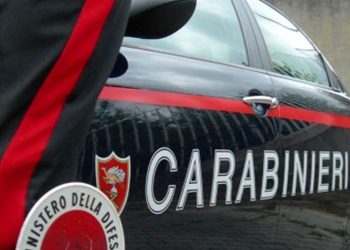 Foto carabinieri generica, auto con militare dell'Arma con paletta / Foto Carabinieri