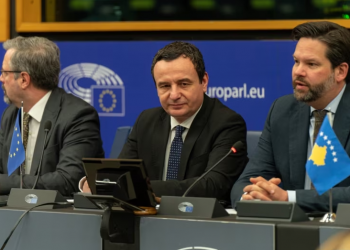 Kryeministri i Kosovës, Albin Kurti, i shoqëruar nga ambasadori i Kosovës në Bruksel, Agron Bajrami (majtas), takoi eurodeputetë të Grupit të Partisë Popullore Evropiane (EPP) në Parlamentin Evropian. 15 mars 2023