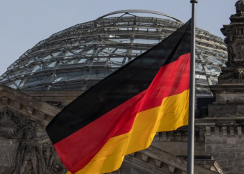 Flamuri gjerman i vendosur para ndërtesës së Dhomës së Ulët të Parlamentit gjerman në Berlin