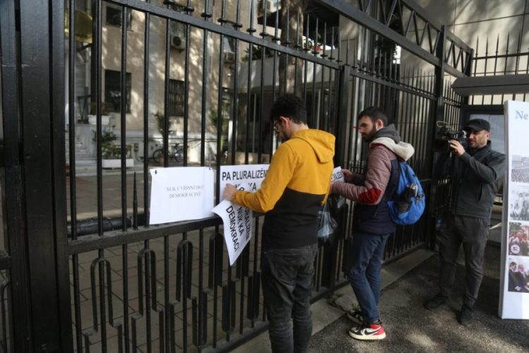 Pamje nga protesta para Gjykatës