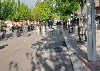 Pamje nga Zveçani, një ditë pas protestave të dhunshme