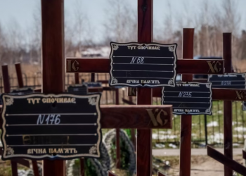 Varret e viktimave të paidentifikuara që u vranë nga ushtarët rusë gjatë pushtimit të Buçës, qytezë afër Kievit. Mars, 2023.