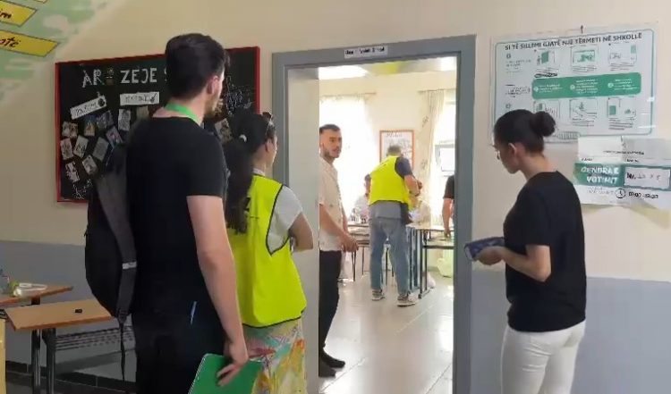 Tentuan të votonin familjarisht, ndërpritet procesi në një qendër votimi në Rrogozhinë