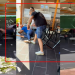 Rrexhep Rraja godet me shkop bejsbolli një nga kushërinjtë Maja