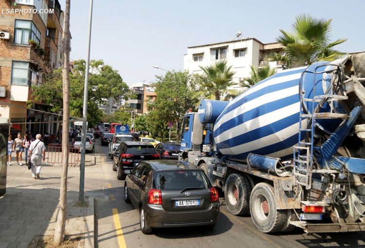 Betoniere gjate punes per ndertimin e nje godine prane Rruges Mine Peza, ne Tirane. Shume ndertesa te reja kane hapur kantieret e ndertimit pergjate rrugëve dhe shesheve kryesore te kryeqytetit.
/r/n/r/nConcrete mixer during work for the construction of a building in Mine Peza street, in Tirana. Many new buildings have opened construction sites along the main streets and squares of the capital.