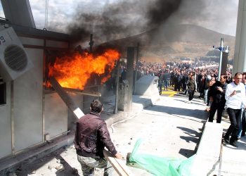 PROTESTA KUNDER TAKSES NE RRUGEN E KOMBIT - Protestues duke u perleshur me policine dhe djegur sportelet e pageses se takses ne rrugen e Kombit, prane tunelit te Kalimashit. Mijera vete te ardhur edhe nga Kosova jane mbledhur per te protestuar kunder vendosjes se takses per rrugen e Durres-Kukes./r/n/r/nPROTEST AGAINST PAY TOLLS IN KALIMASH - Protesters clash with the police and setting fire to the booths of pay toll of the Durres-Kukes highway, near the Kalimash tunnel. Thousands of people coming also from Kosovo gathered to protest against the introduction of 5-12 euro toll for the Durres-Kukes road.