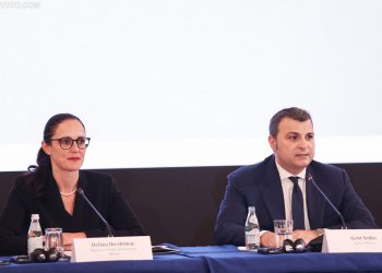 Gent Sejko, (djathtas), guvernator i Bankës së Shqipërisë, dhe Delina Ibrahimaj, Ministre e Financave