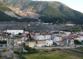 Fotografi me dron mbi qytetin e Bulqizës, ku duket edhe veprimtaria e kompanive që nxjerrin kromin