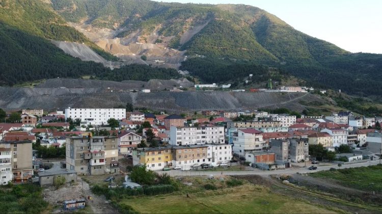 Fotografi me dron mbi qytetin e Bulqizës, ku duket edhe veprimtaria e kompanive që nxjerrin kromin