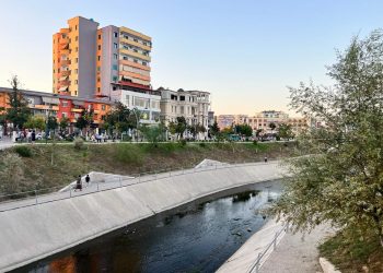 Lumi i ndotur i Gjanicës kalon përmes qytetit të Fierit