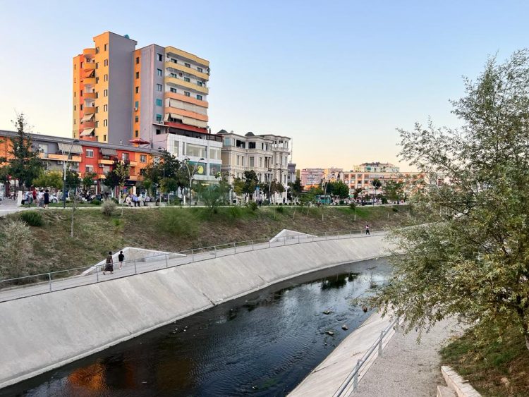 Lumi i ndotur i Gjanicës kalon përmes qytetit të Fierit