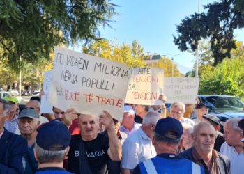 Minatoret duke protestuar perballe Parlamentit per Statusin e Minatorit