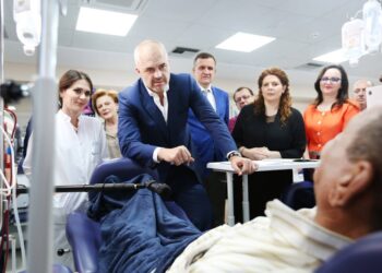 Në foto: Kryeministri Edi Rama në një nga qendrat e Hemodializës