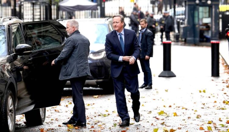 Rikthehet në politikë ish-kryeministri David Cameron, Sunak e emëron Sekretar të Jashtëm