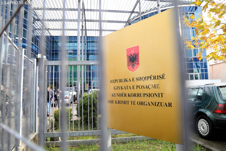 Godina e Gjykates se Posacme Kunder Korrupsionit dhe Krimit te Organizuar (SPAK), e cila nisi punen kete te premte.	/r/n/r/nThe building of the Special Court against Corruption and Organized Crime (SPAK), which began work this Friday.