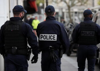 Police officers make a routine check in restaurants to verify compliance with COVID-19 sanitary measures in Vincennes, near Paris, amid the coronavirus disease (COVID-19) outbreak in France, April 29, 2021. REUTERS/Benoit Tessier