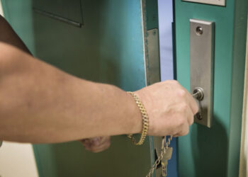 An employee unlocks a cell door at the airport prison in Kloten in the canton of Zurich, Switzerland, on January 14, 2016. The airport prison has the departments pretrial detention, corrections and detention pending deportation. (KEYSTONE/Christian Beutler)

Ein Angestellter des Flughafengefaengnisses in Kloten im Kanton Zuerich schliesst eine Zellentuer auf, aufgenommen am 14. Januar 2016. Das Flughafengefaengnis verfuegt ueber die Abteilungen Untersuchungshaft, Strafvollzug und Ausschaffungshaft. (KEYSTONE/Christian Beutler)