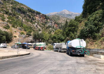 Bote uji duke pritur në radhë për t'u furnizuar te Përroi i Dhërmiut