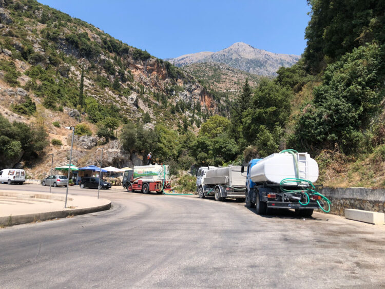 Bote uji duke pritur në radhë për t'u furnizuar te Përroi i Dhërmiut