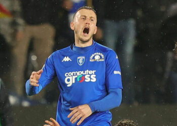 EMPOLI, ITALY - JANUARY 16: Ardian Ismajli of Empoli FC reacts as Sam Lammers of UC Sampdoria reacts during the Serie A match between Empoli FC and UC Sampdoria at Stadio Carlo Castellani on January 16, 2023 in Empoli, Italy.  (Photo by Gabriele Maltinti/Getty Images)