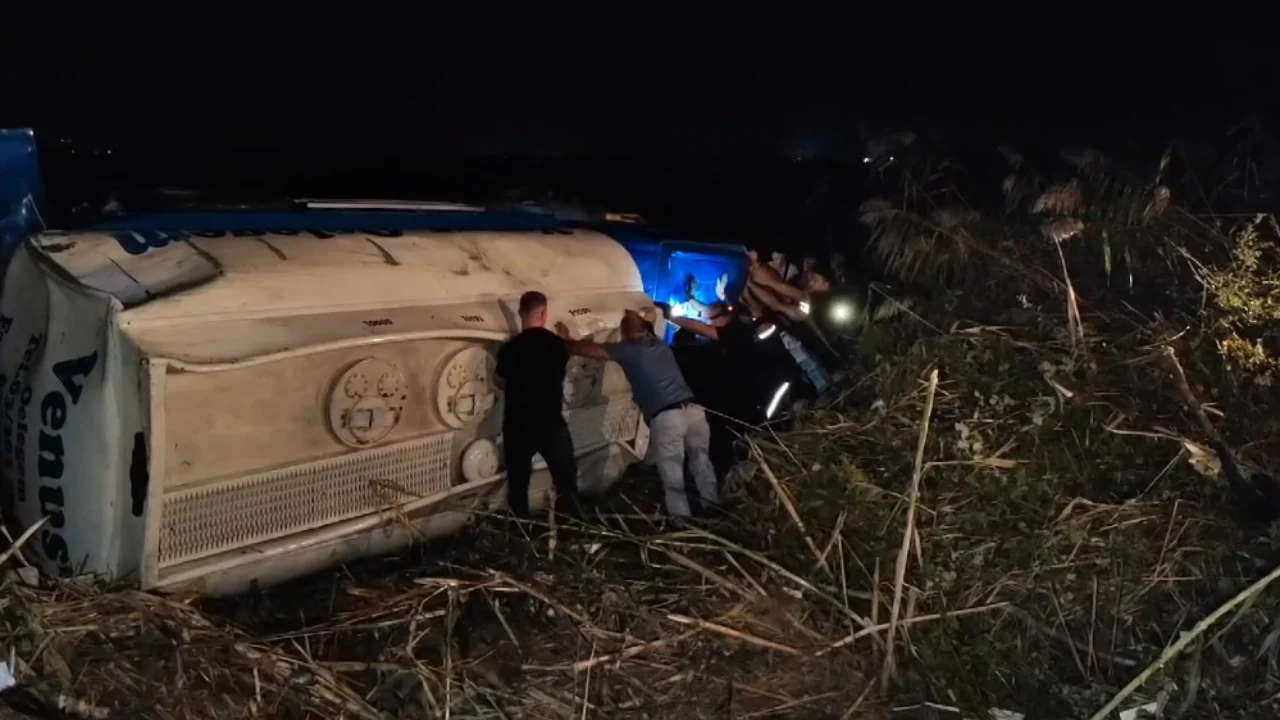 EMRI/ Aksidenti në Lushnjë-Berat, vdes shoferi i autobotit me naftë |