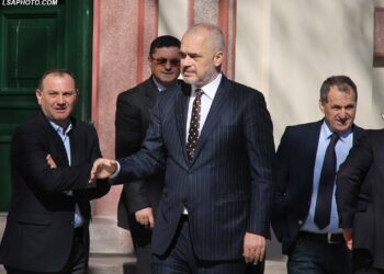 Kryeministri Edi Rama, deputetet, Arben Cuko, Pirro Lutaj dhe Xhemal Qefalia, duke dale nga prezantimi i strategjise kombetare anti kanabis. Rama ka deklaruar se kjo strategji, do ti jape fund pergjithmone ketij problemi./r/n/r/nPrime minister Edi Rama, lawmakers Arben Cuko, Pirro Lutaj And Xhemal Qefalia, leaving from presentation of the national strategy anti cannabis. Rama said that this strategy will end this problem forever.