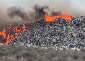 Në foto: Zjarr në landfillin e mbetjeve në Elbasan