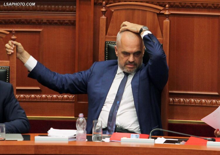 Kryeministri Edi Rama, gjate nje seance parlamentare, ku eshte diskutuar projektligji per Arsimin e Larte.	/r/n/r/nPrime Minister Edi Rama, during a parliamentary session.