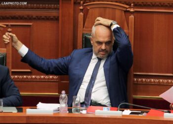 Kryeministri Edi Rama, gjate nje seance parlamentare, ku eshte diskutuar projektligji per Arsimin e Larte.	/r/n/r/nPrime Minister Edi Rama, during a parliamentary session.