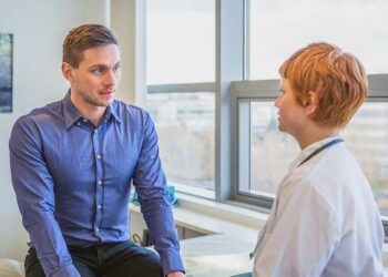 Female doctor talking to male patient in clinic
524407755
Expertise, Healthcare And Medicine, Illness, Occupation, Discussion