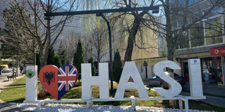 Në qendër të Krumës është vendosur një skulpturë tipografike që tregon lidhjet me Mbretërinë e Bashkuar