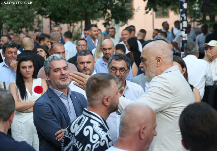 Kryeministri Edi Rama dhe kryetari i bashkise Vlore, Ermal Dredha gjate nje ceremonie te organizuar me rastin e 34 vjetorit te Partise Socialiste. Gjate ceremonise, pjesemarresit kane folur per fitoren gjate zgjedhjeve te 11 majit dhe integrimin ne BE./r/n/r/nPrime Minister Edi Rama and Vlora Mayor, Ermal Dredha during a ceremony organized on the occasion of the 34th anniversary of the Socialist Party. During the ceremony, participants spoke about the victory during the May 11 elections and EU integration.